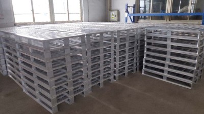 如何選擇與叉車(chē)配合默契的金屬托盤(pán)